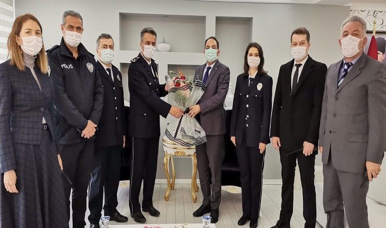 Türk Polis Teşkilatı’nın 176. yılı - Türk Polis Teşkilatı’nın 176. kuruluş yıldönümü kutlama etkinlikleri kapsamında, Bafra İlçe Emniyet Müdürü Bünyamin Temur ve beraberindeki emniyet personelleri Kaymakam Cevdet Ertürkmen’i makamında ziyaret etti.