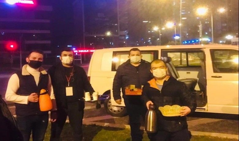 Soğuk havada sıcak jest
 - Samsun’da gönüllü şahıslar tarafından sokağa çıkma kısıtlamasında görev yapan emniyet güçlerine çay ve çorba ikram edildi.