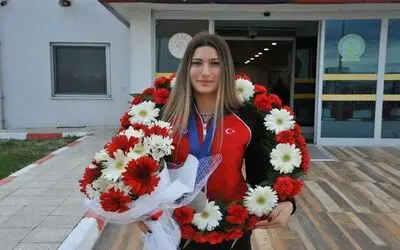 Dünya ikincisi Nisanur havaalanında çiçeklerle karşılandı
