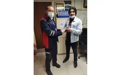 Tramvayda unutulan içi dolar dolu cüzdan sahibine ulaştırıldı
