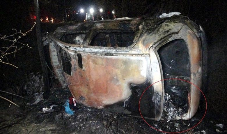 Samsun’da sürücünün yanarak öldüğü aracınbagajından 11,5 kilo uyuşturucu hap çıktı - Samsun’da polisin takibinde olduğu ancak virajı alamayarak şarampole yuvarlanıp yanan aracın bagajından 11 kilo 500 gram ağırlığında, tahmini 12 bin adet uyuşturucu hap ele geçirildi.