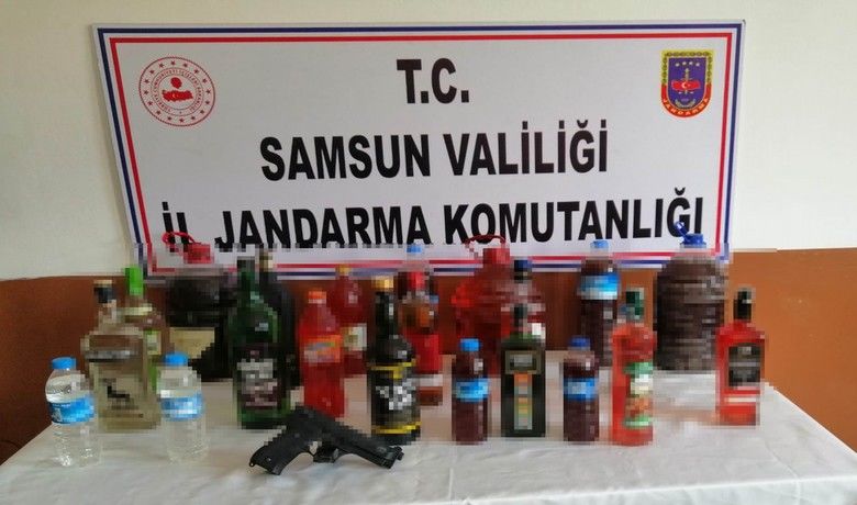 Jandarmadan kaçak içki operasyonu: 1 gözaltı - Samsun’da jandarma ekipleri bir eve yaptıkları baskında kaçak içki ele geçirirken, olayla ilgili 1 kişi gözaltına alındı.