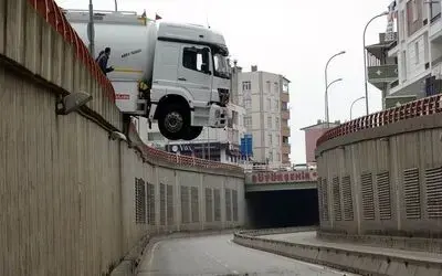 Samsun’da park halindeyken hareket eden tanker geçidin üzerinde asılı kaldı
