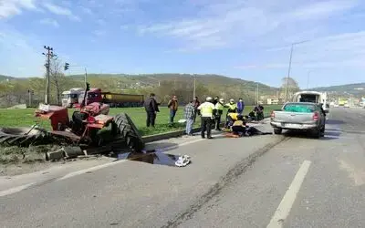 Samsun’da kamyonet traktörle çarpıştı: 2 yaralı
