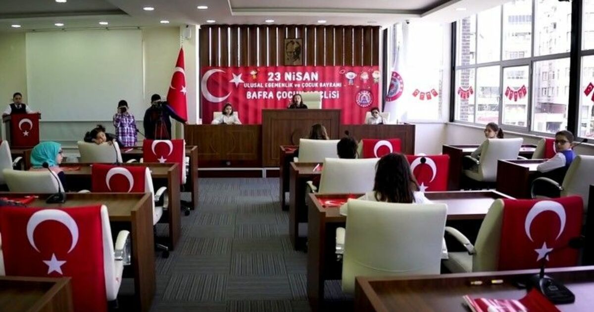 Bafra Belediyesinden 23 Nisan Kutlaması: Geçen yıl balkonlarda, bu yıl mecliste