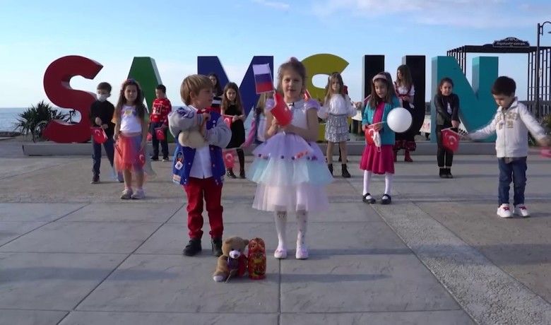 Samsunlu çocuklardan Rus çocuklara mesaj: "Bizim için tekKaradeniz, tek gökyüzü ve güçlü bir dostluk var" - Samsun’da 23 Nisan dolayısıyla bir grup çocuk Samsun’un kardeş şehri olan Novorossysk’in komşu şehri Gelendzhik’te yaşayan çocuklar için 23  Nisan şarkısı söyledi.