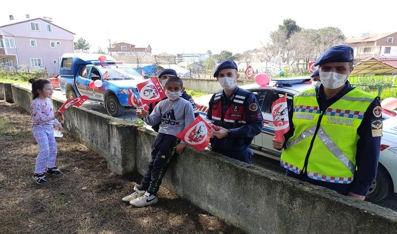 Alaçam Jandarmadan köylerde 23 Nisan coşkusu - Samsun Alaçam İlçe Jandarma Komutanlığı ekipleri, balon ve bayrakla süsledikleri araçlarla kırsal mahalleleri gezip çocukların 23 Nisan Ulusal Egemenlik ve Çocuk Bayramı’nı kutladı.