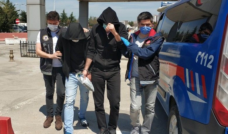 Samsun’da iş yerinde esrar ele geçti: 2 gözaltı
 - Samsun’da bir iş yerine narkotik polisi tarafından düzenlene operasyonda 1,5 kilo esrar ele geçirilirken, olayla ilgili 2 kişi gözaltına alındı.