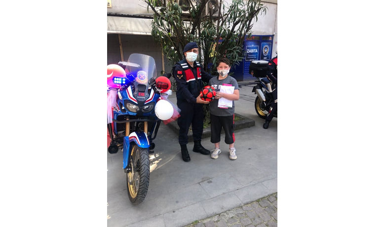 Jandarma yüzleri güldürdü
 - 23 Nisan Ulusal Egemenlik ve Çocuk Bayramı münasebetiyle Çarşamba İlçe Jandarma Komutanlığı tarafından, ilçedeki çocuklara çeşitli hediyeler verildi.
