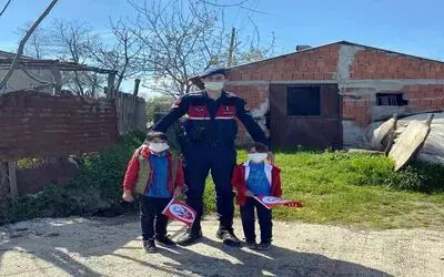 Jandarmadan çocuklara 23 Nisan hediyesi
