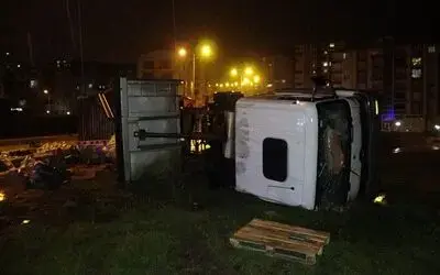 Samsun’da inşaat malzemesi taşıyan kamyon devrildi: 1 yaralı
