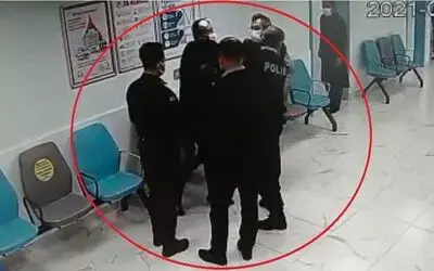 Sokakta darp edilen şahsın hastanede polise tokat atma anı kamerada

