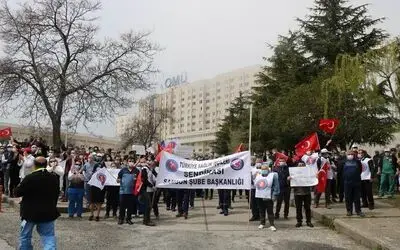 Sağlık çalışanları talepleri için rektörlüğe yürüdü
