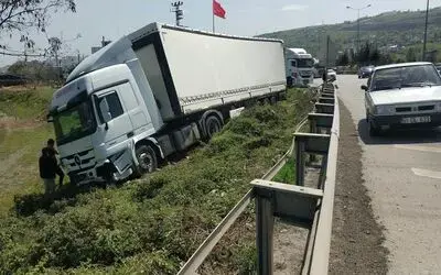 Samsun’da tır yoldan çıktı, faciadan dönüldü
