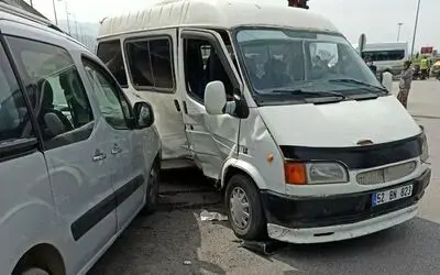 Hafif ticari araç ile minibüs çarpıştı: 3 yaralı
