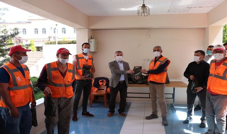 Başkan Özdemir’den işçileresürpriz 1 Mayıs kutlaması - Havza Belediye Başkanı Sebahattin Özdemir, 1 Mayıs Emek ve Dayanışma Günü dolayısıyla belediyede görevli işçileri ziyaret ederek günlerini kutladı ve hediyeler verdi.