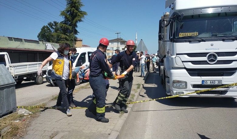Samsun'da Tır ile çarpışan minibüs yolkenarındaki karı-kocaya çarptı: 1’i ağır 2 yaralı - Samsun’da tır ile çarpışan minibüsün yol kenarında yürüyen karı-kocaya çarptığı kazada 1’i ağır 2 kişi yaralandı.