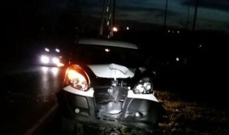 Karaköy'de trafik kazası: 1 yaralı - Samsun’da yoldan çıkan aracın aydınlatma direğine çarpması sonucu meydana gelen trafik kazasında 1 kişi yaralandı.