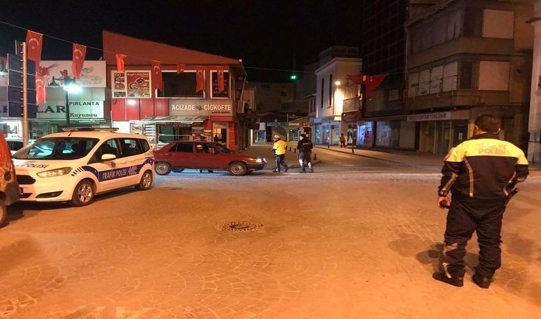 Bafra’da Gece-gündüz SokağaÇıkma Yasağında Polis Denetimi! - İçişleri Bakanlığının koronavirüs (Kovid-19) ile mücadele genelgesi kapsamında 17 gün uygulanacak sokağa çıkma kısıtlaması nedeniyle polis ekipleri Gece-Gündüz Bafra’nın çeşitli yerlerinde uygulama yapmaya devam ediyor.