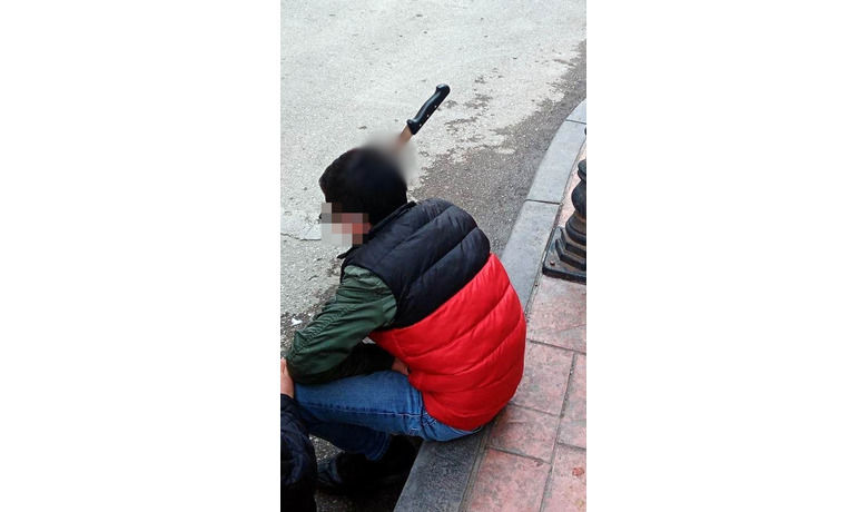 Kavgada kafasına bıçak saplanan17 yaşındaki genç, uyuşturucuyla yakalandı - Samsun’da kavga sırasında kafasına ekmek bıçağı saplanarak bıçak kafasından hastaneye kaldırılarak ameliyat olan 17 yaşındaki genç, uyuşturucuyla yakalandı.