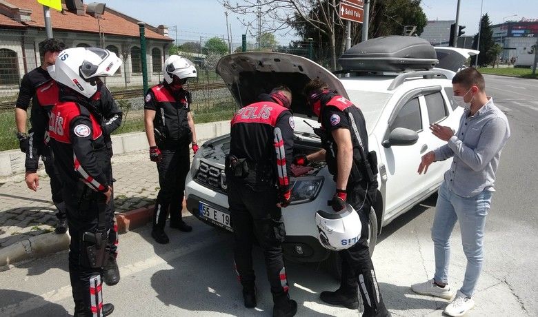 Polisler aracı yanmaktan kurtardı
 - Samsun’da 23 yaşındaki sürücünün kullandığı otomobil seyir halindeyken yangın çıkınca olay yerinden geçen polisler yangın söndürme tüpü ile müdahale edip aracı yanmaktan kurtardı.