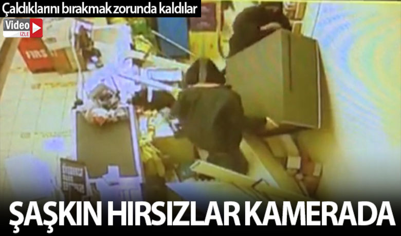 Zeytinburnu'nda şaşkın hırsızlar kamerada - İstanbul’un Zeytinburnu ilçesinde marketten sigara dolabını çalmaya çalışan şaşkın hırsızlar, güvenlik kameralarına yansıdı. Hırsızlardan biri sigara dolabını açmaya çalışırken reyonu üstüne düşürdü. Marketten çıkardıkları sigara dolabıyla kaçmayı başaramayan hırsızlar, polis ekiplerinin çalışmaları sonucu kıskıvrak yakalandı.