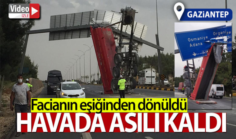 Otoyolda kamyonun damperikoptu, facianın eşiğinden dönüldü - Gaziantep’te bir kamyonun damperi kalkarak yukarıdaki yol işareti tabelasına çarptı. Çarpmanın etkisiyle kamyonun damperi koparak havada asılı kalırken olayda ölen ya da yaralanan olmadı.