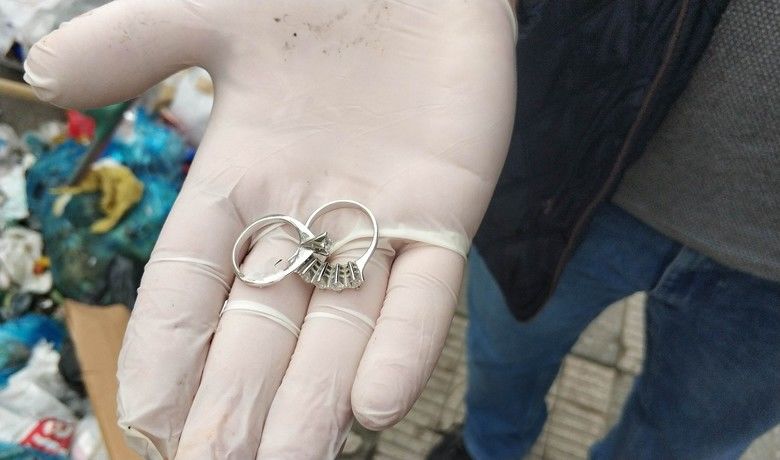 Çöpte pırlanta yüzükleri aradılar
 - Samsun’da yanlışlıkla çöpe atılan 2 adet pırlanta taşlı yüzükleri bulmak için belediye ekipleri seferber olurken, yüzükler boşaltılan çöplerin içinden yapılan aramada bulununca yaşlı kadın büyük sevinç yaşayıp dua etti.