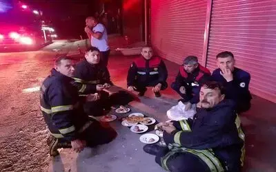 İtfaiye erleri sahuru yangın yerinde yaptı
