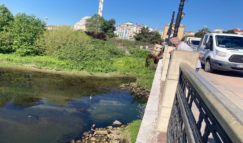 Yeşilırmak’tan koltuk çıktı
 - Samsun’da Çarşamba Belediyesi Temizlik İşleri ekipleri tarafından Yeşilırmak Nehri’nde köprü ayağında yapılan temizlik çalışmasında buradan koltuk çıkması şaşkınlığa yol açtı.