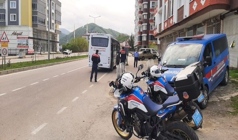 İstanbul’dan belgesiz yolculuk jandarmaya takıldı
 - Samsun’un Salıpazarı ilçesinde jandarma tarafından Kovid-19 tedbirleri kapsamında yapılan yol kontrolünde İstanbul’dan ’seyahat izin belgesi’ olmadan gelen bir şahıs yakalanarak ceza kesildi.