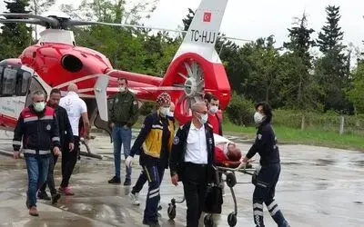 Kazada yaralanan sağlıkçı, ambulans helikopterle hastaneye yetiştirildi
