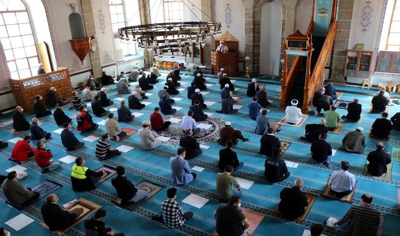 Ramazan’ın son cumasında camiler mahzun kalmadı
 - Korona virüsü (Kovid-19) önlemleri kapsamında tam kapanma kararının alındığı Türkiye’de Ramazan ayının son cumasında camiler mahzun kalmadı.