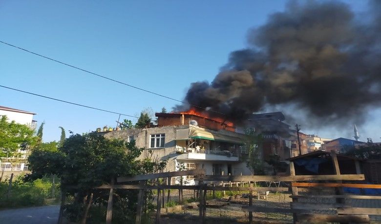 Evin çatısı alevlere teslim oldu
 - Samsun’da bir evin çatısı çıkan yangında alevlere teslim oldu.