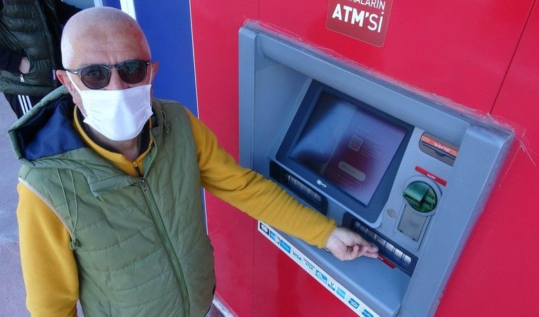 ATM’den çektiği emeklimaaşı saniyeler içinde çalındı - Samsun’da bir kişinin ATM’den çektiği emekli maaşı makinede unutulunca, saniyeler içinde arkasında bekleyen kimliği belirsiz şahıs tarafından çalındı.