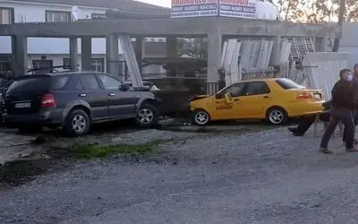 Yoldan çıkan cip duraktaki iki taksiye çarptı: 1 yaralı

