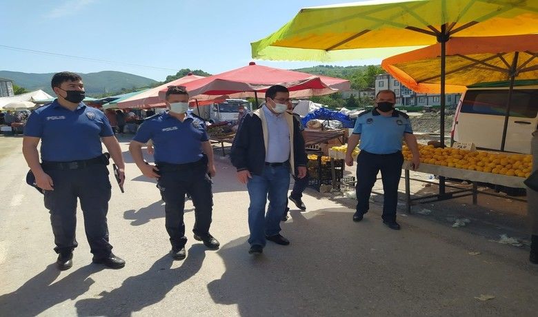 Pazar yerinde denetim - Alaçam Kaymakamı Fikret Zaman beraberindeki kolluk kuvvetleri ile birlikte pazar yerlerinde incelemelerde bulundu.