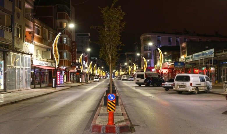 Alaçam Caddesi görsel dokunuşla ışıl ışıl - Bafra Belediyesi tarafından geçen yaz kapsamlı çalışmalarla yenilenen Alaçam Caddesi, ışıklandırmaları da tamamlanarak ışıl ışıl hale getirildi.