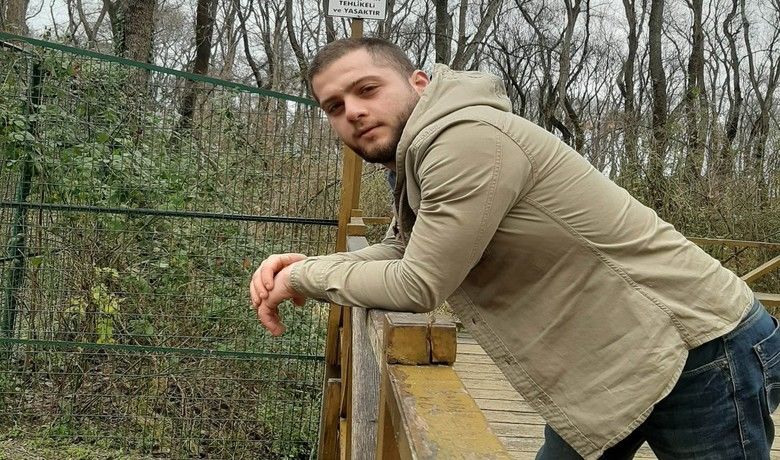 Askerden yeni gelen gençevinin önünde tüfekle öldürüldü - Samsun’da askerden yeni geldiği öğrenilen 22 yaşındaki genç evinin önünde pompalı tüfekle silahlı saldırıya uğrayarak hayatını kaybetti.