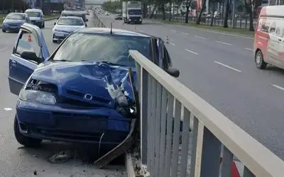 Otomobil demir korkuluklara çarptı: 1 yaralı
