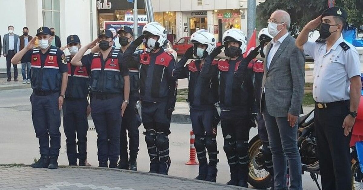 Bafra’da 19.19’da hep bir ağızdan İstiklal Marşı okundu