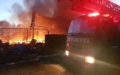 Oto yedek parça dükkanı alevlere teslim oldu
