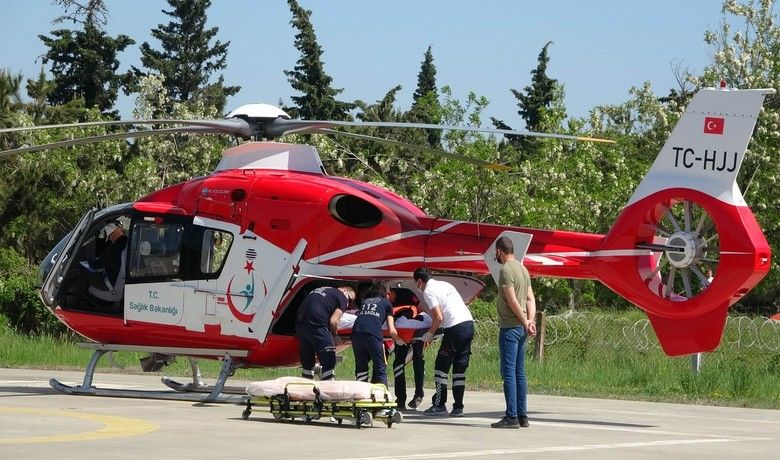 Ambulans helikopter bir günde 6hastanın yardımına yetişerek rekor kırdı - Samsun’da 112 acil servise ait ambulans helikopter bir günde 6 ayrı hastayı bulundukları hastanelerden alıp Samsun merkezdeki hastanelere yetiştirerek günlük vakaya müdahale rekoru kırdı.