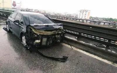 Otomobil bariyere çarptı: 1 yaralı

