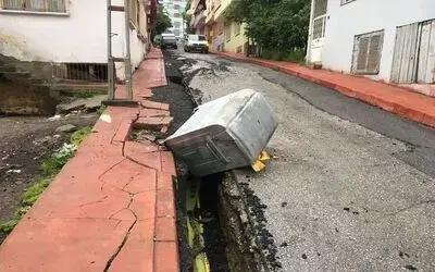 Yağmur yağdı, doğal gaz hattı ortaya çıktı
