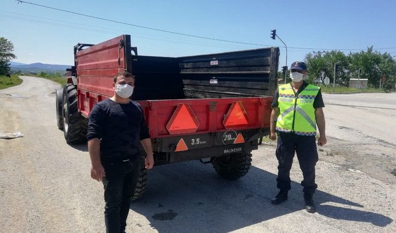 Alaçam Jandarmasından reflektör denetimi - Samsun İl Jandarma Komutanlığı Alaçam İlçe Jandarma Trafik Tim ekipleri “Reflektör tak, görünür ol” sloganı ile uygulama yaptı.