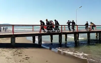Denizde kaybolan çocuk dalgıçlar tarafından bulunup hastaneye kaldırıldı
