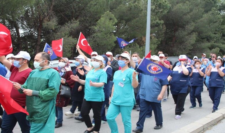Sağlık-İş üyeleri taleplerininkarşılanması için rektörlüğe yürüdü - Türkiye Sağlık İşçileri Sendikası (Sağlık-İş) Samsun Şubesi üyeleri, taleplerinin karşılanması için rektörlüğe yürüyüş düzenledi.