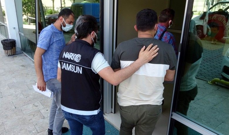 Samsun’da 7 bin 252 adetuyuşturucu hapla yakalanan 2 kişi tutuklandı - Samsun’da ele geçirilen 7 bin 252 adet uyuşturucu hapla ilgili gözaltına alınan 4 kişiden 2’i mahkemece tutuklanırken, 2 kişi ise adli kontrol şartıyla serbest bırakıldı.