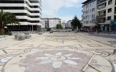 Açık hava galerisi gibi cadde
